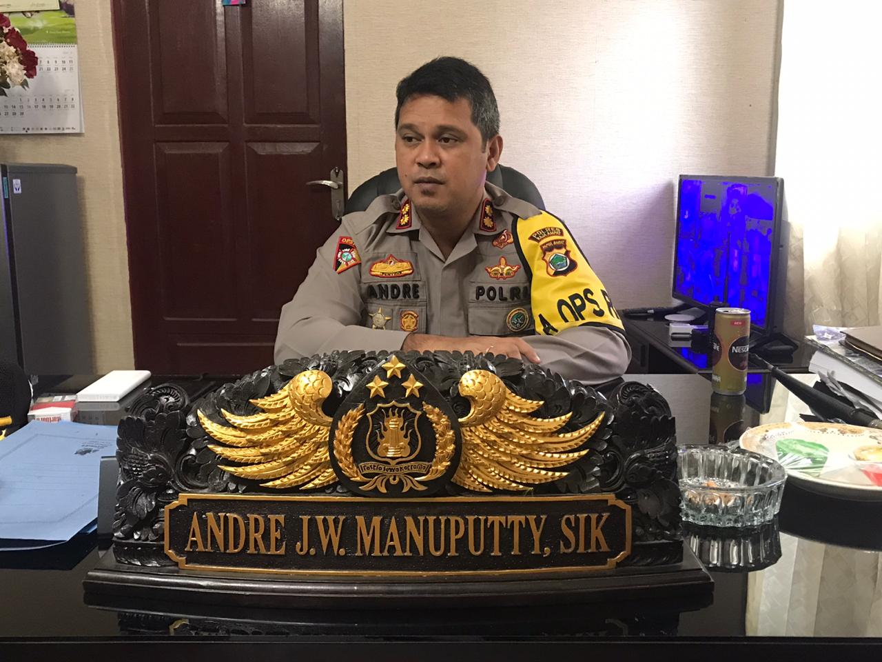 Jelang HUT Bhayangkara Ke-74, Polres Raja Ampat Bagi Masker, Vitamin dan Berikan Edukasi